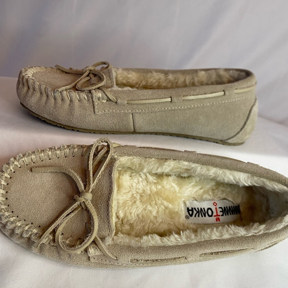 Minnetonka  moccasin slippers, women’s size 7 medium tan